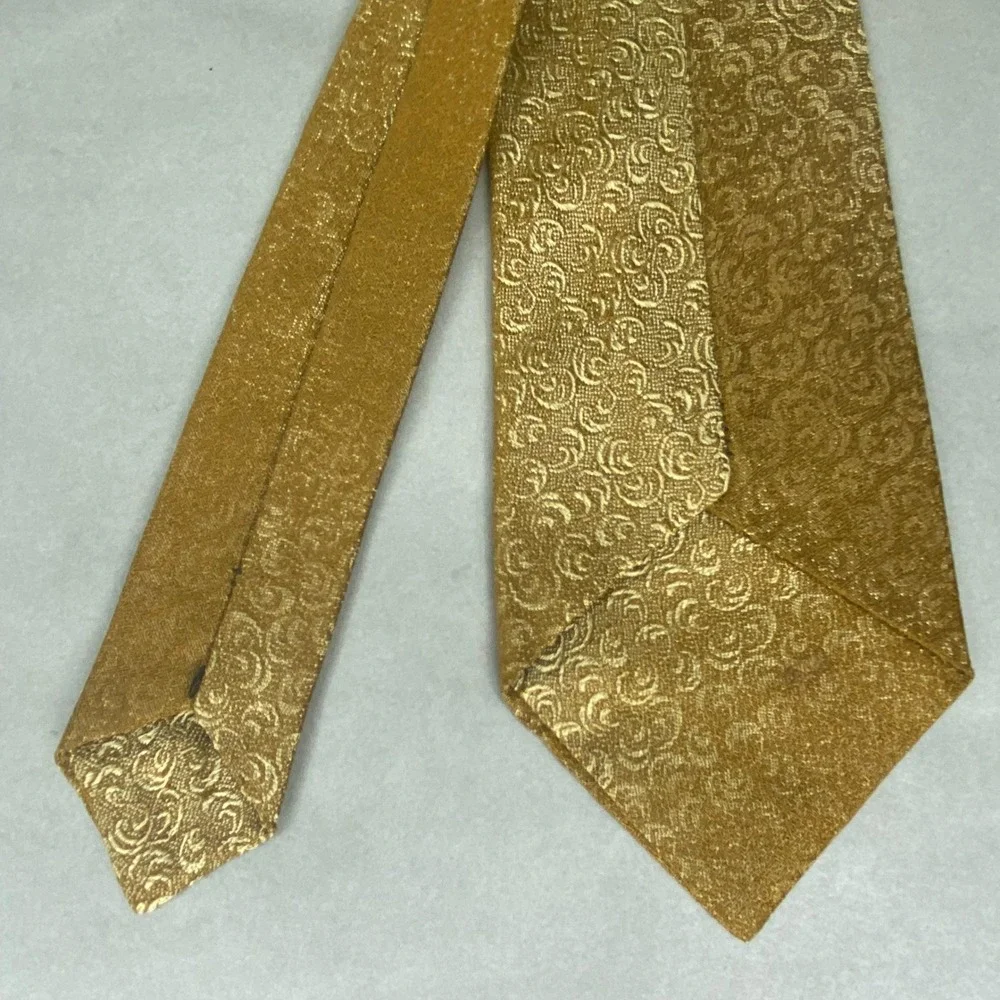 VTG Wembley Silk Necktie Mens Gold Metallic Swirl Jacquard MCM Retro 55x3
